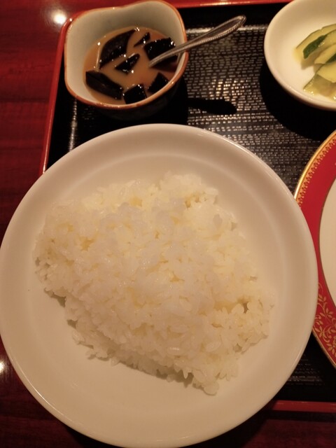 素晴らしいエビとふわふわのスクランブルエッグが楽しめるセットメニュー。この中国料理店は、完璧に調理されたご飯や個性的な漬け物のおかげで、横浜駅周辺でトップクラスのレストランとして評価されています。
