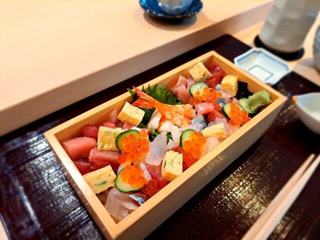 효율적인 "바라치라이"❗️아름답고 맛있는 런치는 작은 접시에 담긴 2가지 요리, 붉은 육수, 디저트까지 포함되어 있어 2,200엔✨✨ 만족스럽고, 만족스러웠어요(*´ｪ｀*)