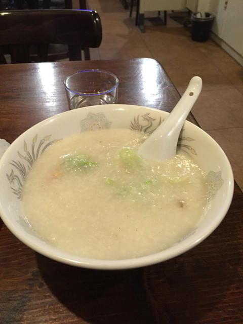 중국식 죽이 일품인 가게입니다. 파라파라チャーハン도 맛있어요.