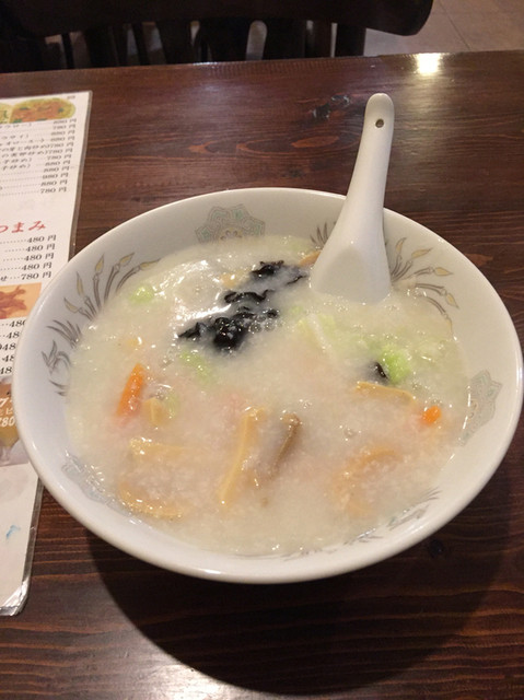 중국식 죽이 일품인 가게입니다. 파라파라チャーハン도 맛있어요.