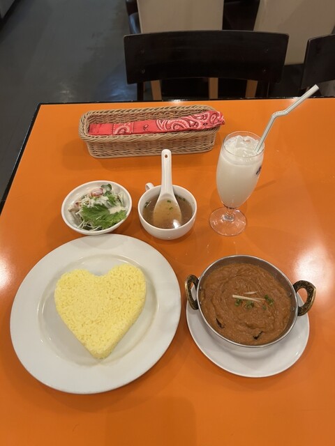 《미스터리한 인도 해군 카레, 밥은 하트 모양》인도 해군 카레 세트(고구마와 나린의 카레〈강한 매운맛〉, 밥, 라시)