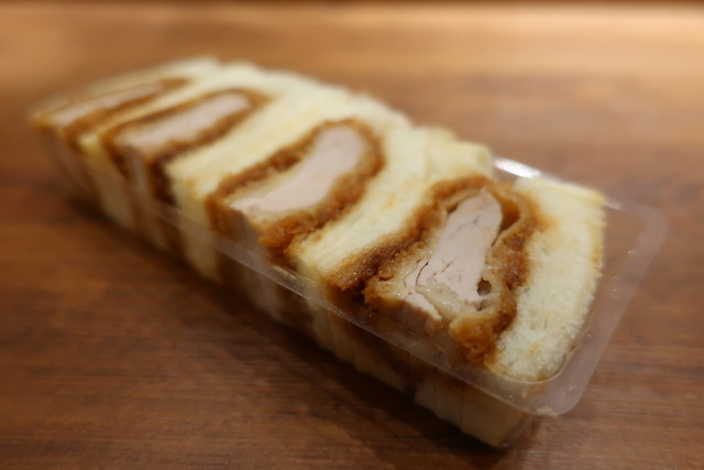 가츠サンド에서는 반 사이즈를 준비하고 있는 곳을 이곳밖에 본 적이 없습니다.