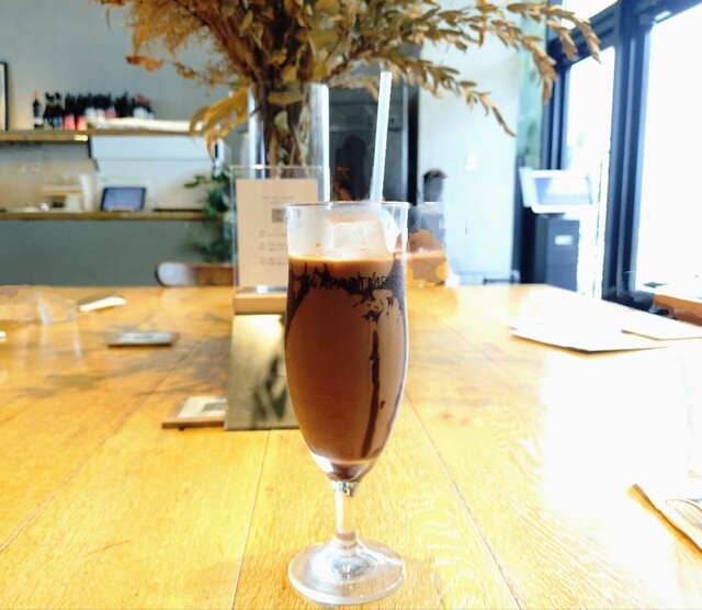 [エビナ] "人気のレストランカフェ✨" "アメリカ風料理を楽しめるスタイリッシュなカフェで、チキンオーバーライスなどがおすすめです！"