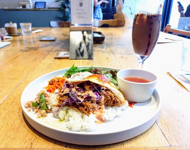 [エビナ] "人気のレストランカフェ✨" "アメリカ風料理を楽しめるスタイリッシュなカフェで、チキンオーバーライスなどがおすすめです！"