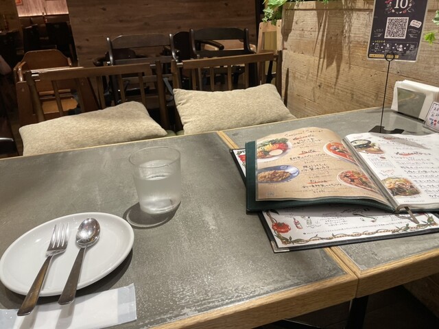 맛은 그럭저럭이지만, 실망스러운 서비스였습니다.
