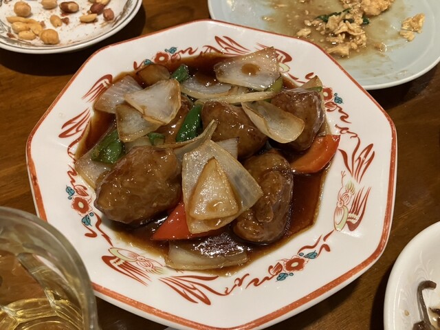 今回は、飲み放題付きのコース料理を楽しみました。とても美味しかったです！評価は着実に向上しています。