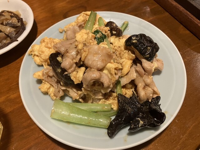 今回は、飲み放題付きのコース料理を楽しみました。とても美味しかったです！評価は着実に向上しています。