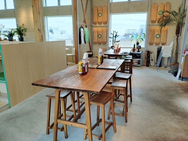 【鵠沼海岸(江ノ島)】【ハンバーガーで有名な100店舗の2号店✨】『自由にアレンジできるメニュー構成‼️』『バーベキューソースが決め手の旨味凝縮バーガー✨』