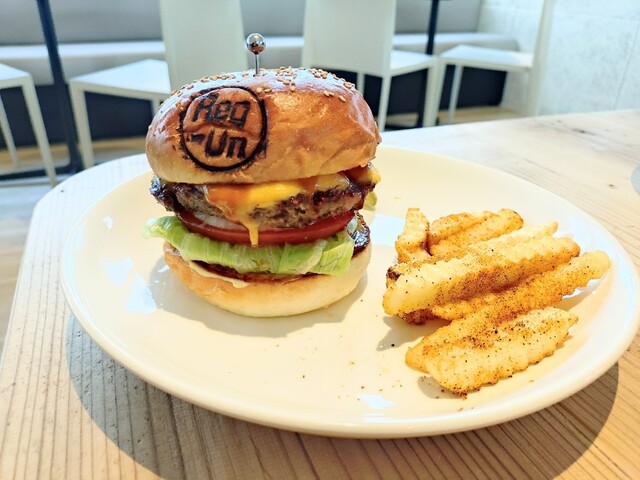 【鵠沼海岸(江ノ島)】【ハンバーガーで有名な100店舗の2号店✨】『自由にアレンジできるメニュー構成‼️』『バーベキューソースが決め手の旨味凝縮バーガー✨』