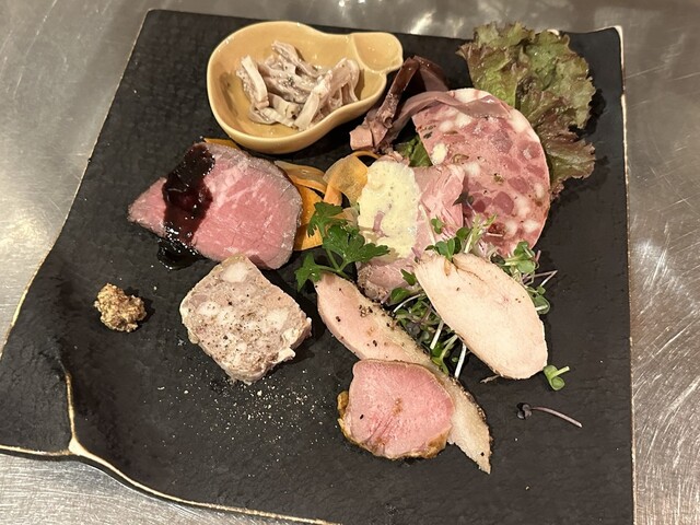 The counter-solo performance isn’t particularly enjoyable, but the aged meat is delicious, and their subtle attentiveness is also a plus! (^ω^)