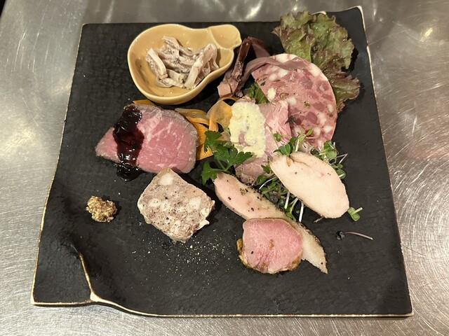 The counter-solo performance isn’t particularly enjoyable, but the aged meat is delicious, and their subtle attentiveness is also a plus! (^ω^)