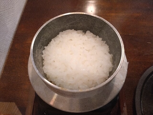 A Yakitoria restaurant in Kanazawa has opened a shop selling cooked rice nearby Hidaka Chaya Street.