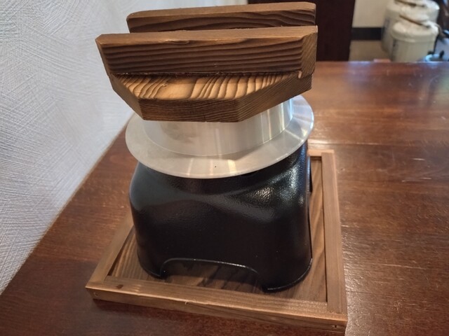 A Yakitoria restaurant in Kanazawa has opened a shop selling cooked rice nearby Hidaka Chaya Street.