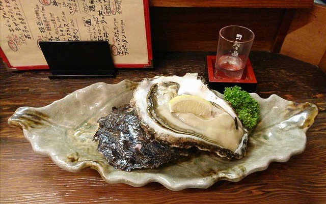 A massive oyster—a truly impressive sight. Even in inland areas, this is a secret spot where you can enjoy carefully selected, delicious seafood.
