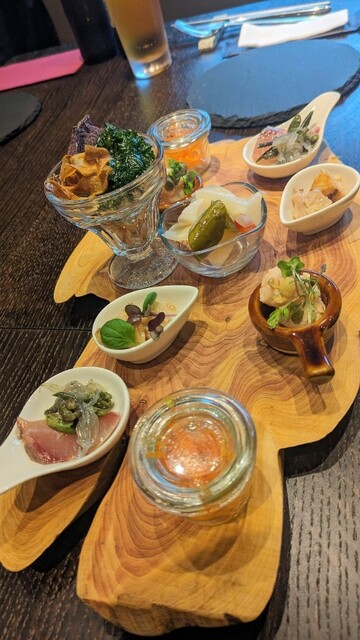 Near Kasumigase Station Enjoy the local delicacies of Shinshu’s mountains and the seafood from Misaki fishing port at this casual modern French restaurant.