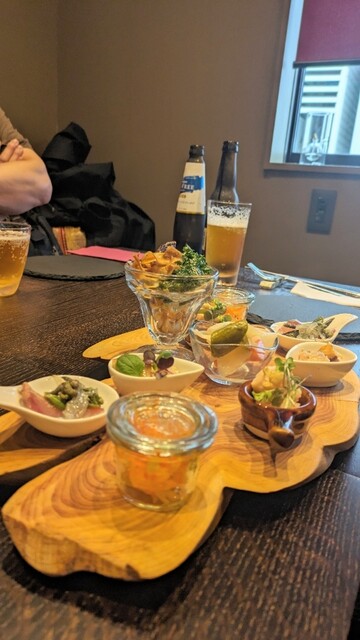 Near Kasumigase Station Enjoy the local delicacies of Shinshu’s mountains and the seafood from Misaki fishing port at this casual modern French restaurant.