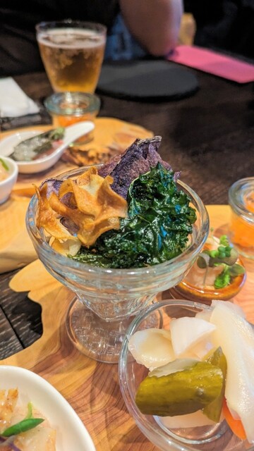 Near Kasumigase Station Enjoy the local delicacies of Shinshu’s mountains and the seafood from Misaki fishing port at this casual modern French restaurant.