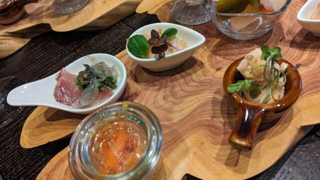 Near Kasumigase Station Enjoy the local delicacies of Shinshu’s mountains and the seafood from Misaki fishing port at this casual modern French restaurant.