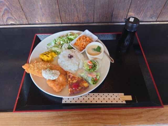 手ごろな価格のカフェでの素晴らしいランチ！外観とは裏腹に、美味しい小さな分量の料理が並んでいました。:)