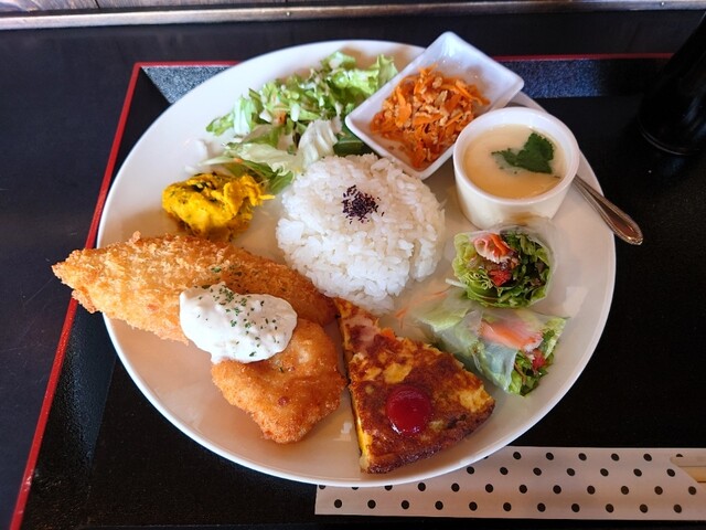 手ごろな価格のカフェでの素晴らしいランチ！外観とは裏腹に、美味しい小さな分量の料理が並んでいました。:)