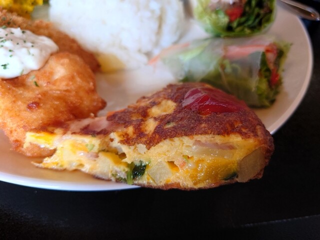 手ごろな価格のカフェでの素晴らしいランチ！外観とは裏腹に、美味しい小さな分量の料理が並んでいました。:)