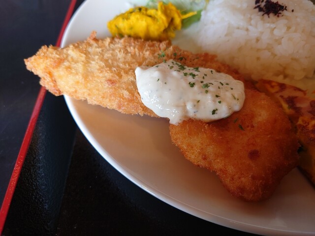 手ごろな価格のカフェでの素晴らしいランチ！外観とは裏腹に、美味しい小さな分量の料理が並んでいました。:)
