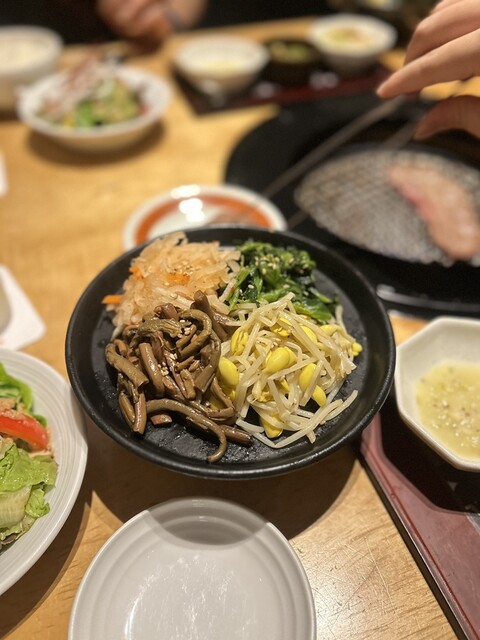 기름기가 적은 고기가 최고입니다. 음료 무제한 서비스와 함께 이 만족감은 정말 대단합니다!