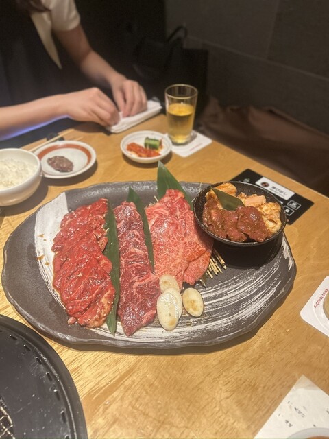 기름기가 적은 고기가 최고입니다. 음료 무제한 서비스와 함께 이 만족감은 정말 대단합니다!