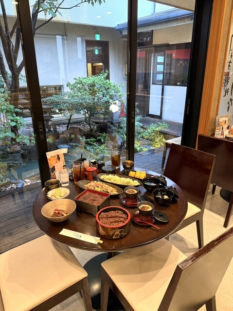 昭和44년에 창업된 이 가게는 정원과 연못을 바라보며 잉어 요리를 즐길 수 있는 곳입니다. 꼭 한 번 드셔보세요.