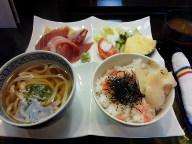 ランチのちりしみ料理、濃厚なトッピング付き
