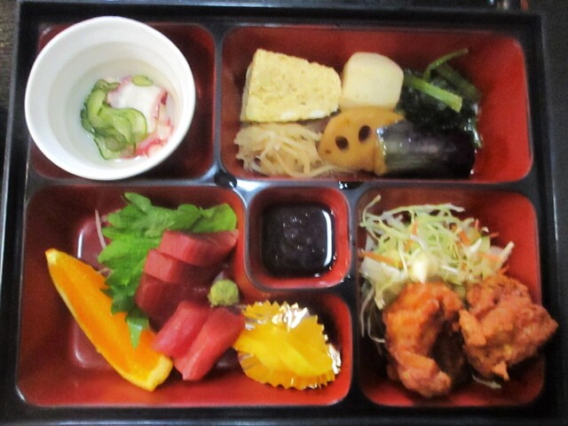 “割子弁当”을 저렴한 가격에 받았습니다. 맛이 매우 좋고, 조리된 음식이 마음에 드네요！＼(^o^)／