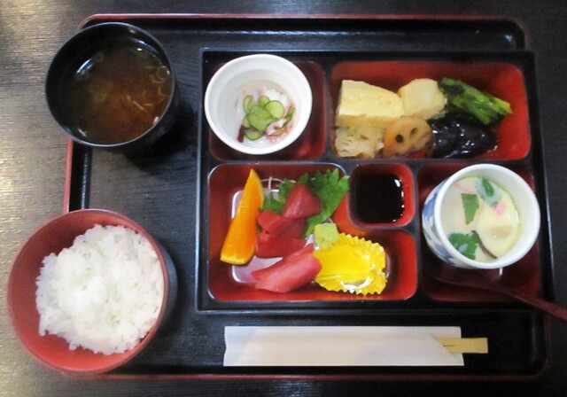 “割子弁当”을 저렴한 가격에 받았습니다. 맛이 매우 좋고, 조리된 음식이 마음에 드네요！＼(^o^)／
