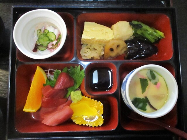 “割子弁当”을 저렴한 가격에 받았습니다. 맛이 매우 좋고, 조리된 음식이 마음에 드네요！＼(^o^)／