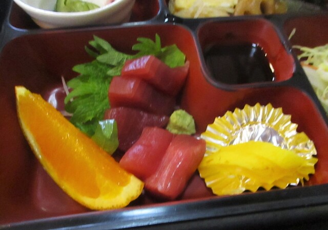“割子弁当”을 저렴한 가격에 받았습니다. 맛이 매우 좋고, 조리된 음식이 마음에 드네요！＼(^o^)／