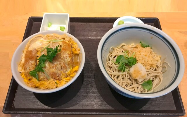 “카츠덕”이 맛있는 보리밥집의 라운드 테이블 요리!!