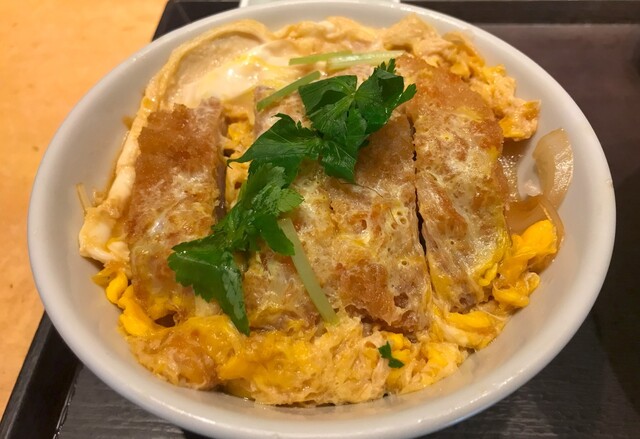 “카츠덕”이 맛있는 보리밥집의 라운드 테이블 요리!!