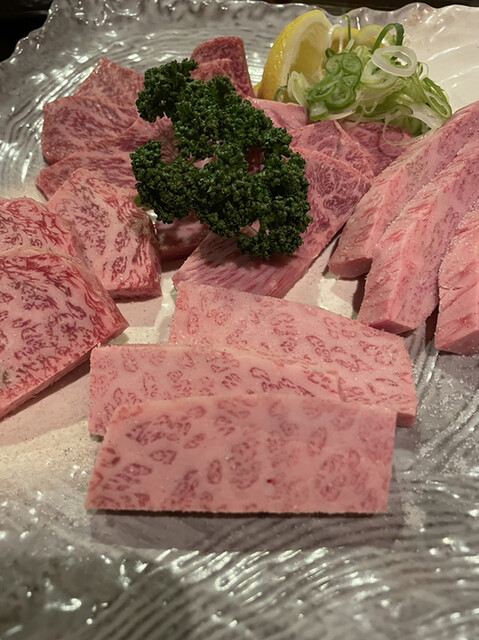 합리적인 가격에 맛있는 구이집입니다‼︎ 희귀 부위, 간, 소의 힘줄 요리가 맛있습니다‼︎