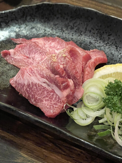 합리적인 가격에 맛있는 구이집입니다‼︎ 희귀 부위, 간, 소의 힘줄 요리가 맛있습니다‼︎