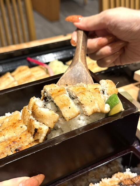 맛있는 육수를 곁들인 백차키에, 와사비 오도시의 오리지널 메뉴가 추천됩니다.