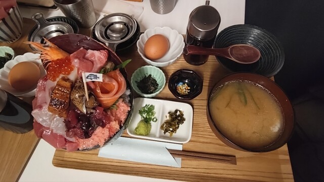 일본어 텍스트: ヤバイを語る一宮にある有名海鮮丼屋さん
목적 언어: 일본어
원문: ヤバイを語る一宮にある有名海鮮丼屋さん
일본어 텍스트: 위험한 것을 말하는 일미야에 있는 유명한 해산물 덮밥집