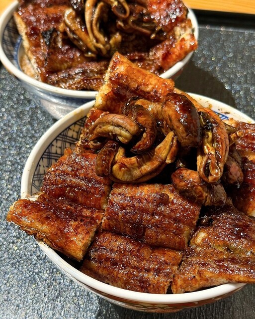 丼에서 뿜어져 나오는 큰 오징어!