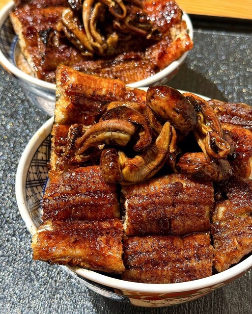 丼에서 뿜어져 나오는 큰 오징어!