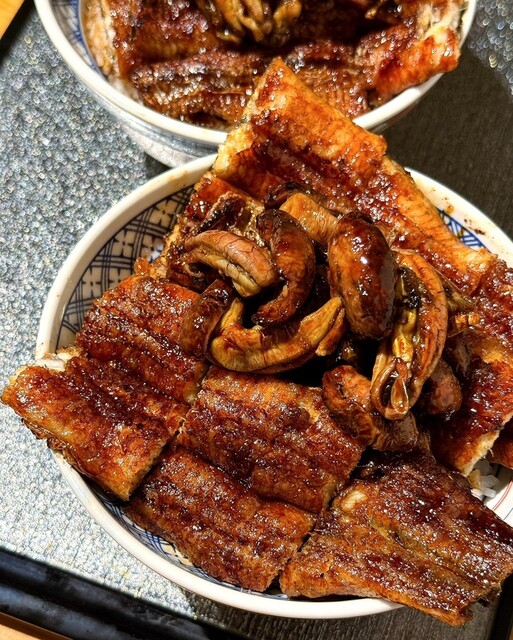 丼에서 뿜어져 나오는 큰 오징어!