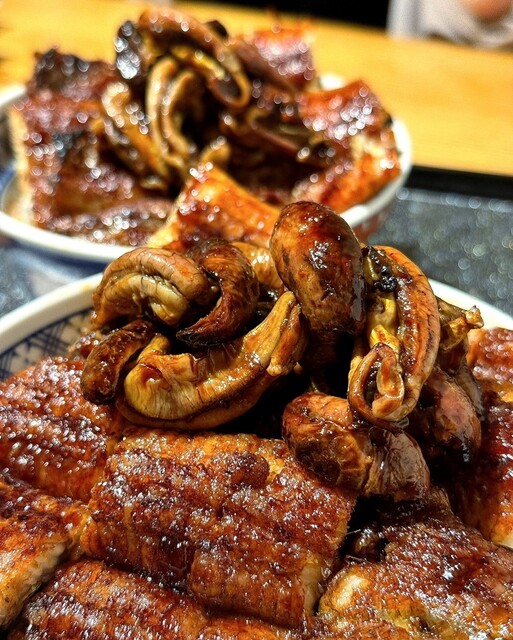 丼에서 뿜어져 나오는 큰 오징어!