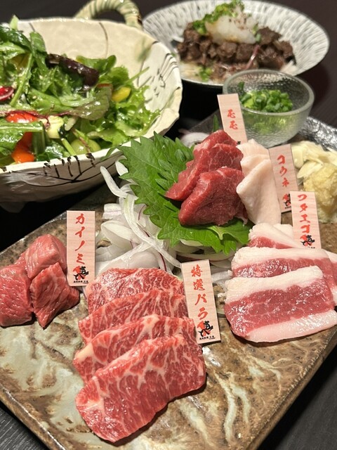 말고기는 정말 맛있습니다. 은둔 같은 분위기의 가게입니다♪