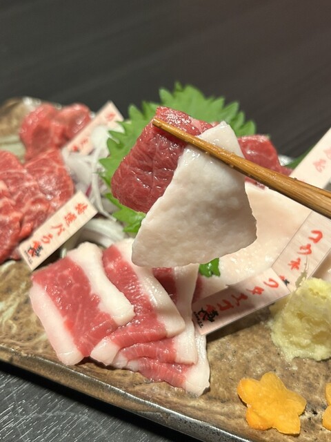 말고기는 정말 맛있습니다. 은둔 같은 분위기의 가게입니다♪