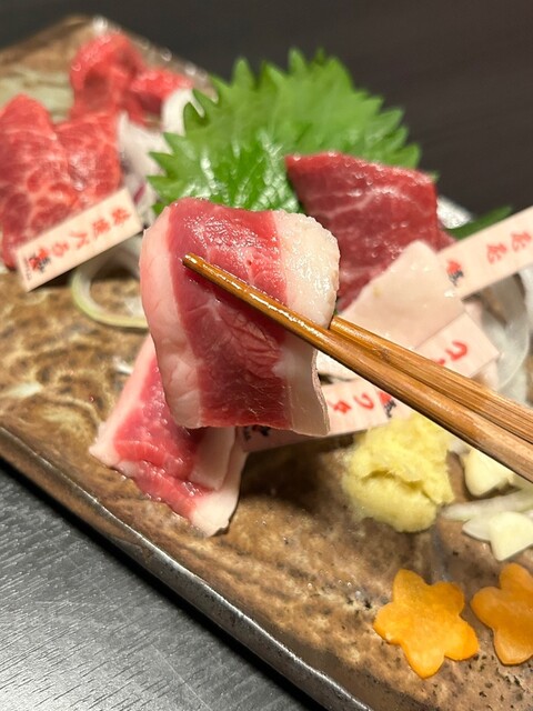 말고기는 정말 맛있습니다. 은둔 같은 분위기의 가게입니다♪
