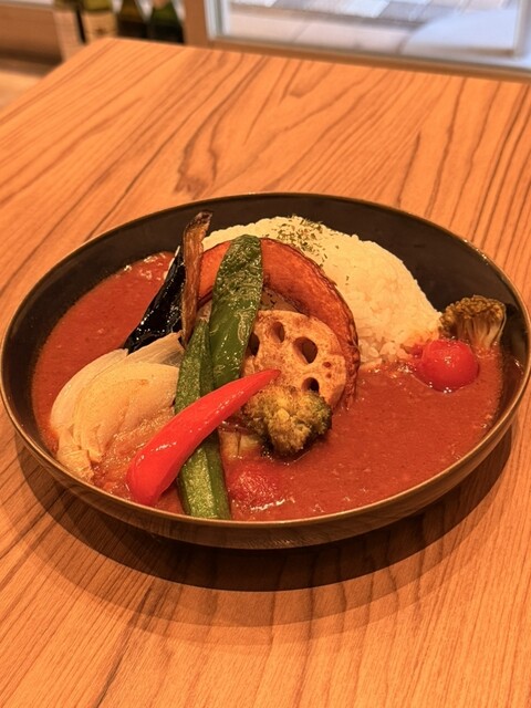풍부한 토핑이 가득한 오리지널 토마토 카레