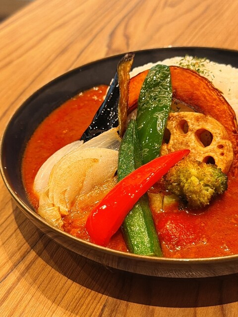 풍부한 토핑이 가득한 오리지널 토마토 카레