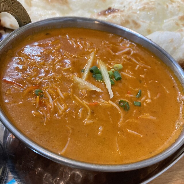 クラシックなナンカレー店で、特に強い風味はない